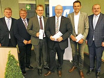 Gedankt wurde den Verantwortlichen der Raiffeisenbank Obermain Nord für die stetigen Spenden in den vergangenen Jahren bei der Mitgliederversammlung in Weißenbrunn. Im Bild (von links): Vorstand Thomas Siebenaller, Aufsichtsratsvorsitzender Günter Knorr, Bürgermeister Bernd Rebhan (Küps), Bürgermeister Egon Herrmann (Weißenbrunn), TSV-Vorsitzender Jörg Neubauer und Vorstand Ulrich Klein. Foto: Dieter Wolf
