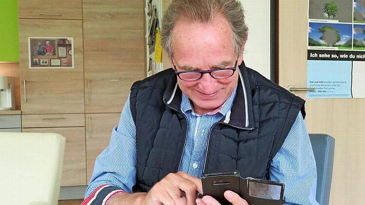 Beraten, vermitteln, helfen - Seniorenbeauftragter Walter Mackert ist gerne im Einsatz. Foto: Monika Schütz