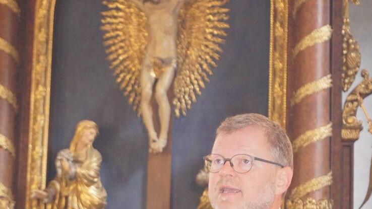 Domkapitular  Jürgen Vorndran sprach über die fünf Wundmale Jesus und  deren Bedeutung für Christen heute. Foto: Marion Eckert