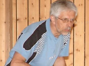 Alfred Zwosta von der TS Kronach III zog in der Bezirksklasse D, Dreier-Liga, im ersten Paarkreuz in seinen 24 absolvierten Einzeln nur einmal den Kürzeren und war damit unter 68 eingesetzten Spielern der Beste.  Foto: Hans Franz