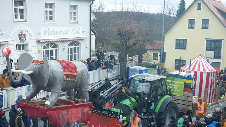 Die Narren aus "Asföld" waren mit einem ganzen Zirkus nach  Gößweinstein gefahren; voraus ein riesiger Elefant. Foto: Thomas Weichert