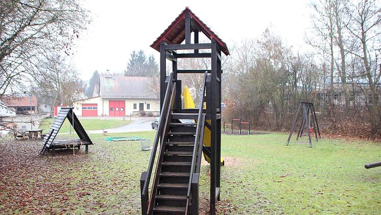 Dieser Spielplatz neben dem Rohbau rechts hinter den Bäumen wird ins Außengelände integriert.