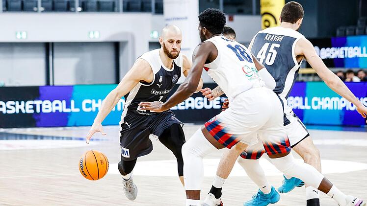 Neuzugang Alex Ruoff (mit Ball) erzielte bei seinem Champions-League-Debüt neun Punkte.