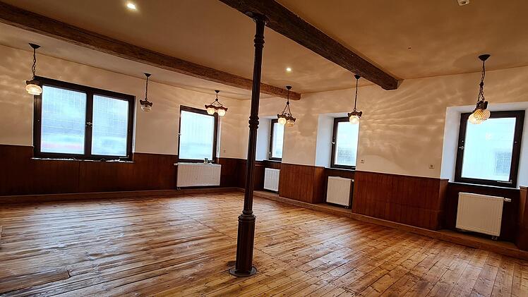 An der Decke sind die freigelegten und abgeschliffenen Balken.