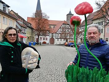Mia Hochrein und Jan Polacek tragen Kunstobjekte zu den jeweiligen Ausstellungsorten innerhalb der Altstadt. Foto: Heike Beudert