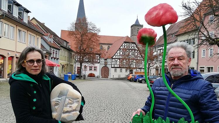 Mia Hochrein und Jan Polacek tragen Kunstobjekte zu den jeweiligen Ausstellungsorten innerhalb der Altstadt. Foto: Heike Beudert
