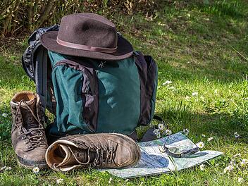 Hut, Karte, Kompass – alles hat seinen Platz im gut sortierten Wanderrucksack.