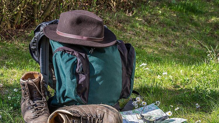 Hut, Karte, Kompass – alles hat seinen Platz im gut sortierten Wanderrucksack.