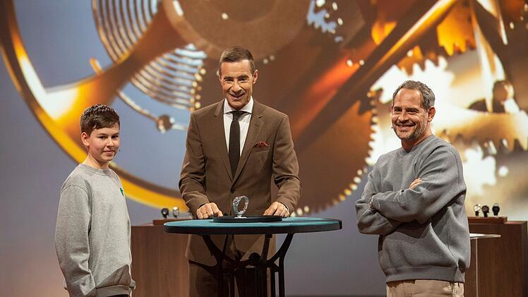 Stellen sich einem Mehrgenerationenwettkampf (von links): Kandidat Julian, Kai Pflaume und Moritz Bleibtreu.