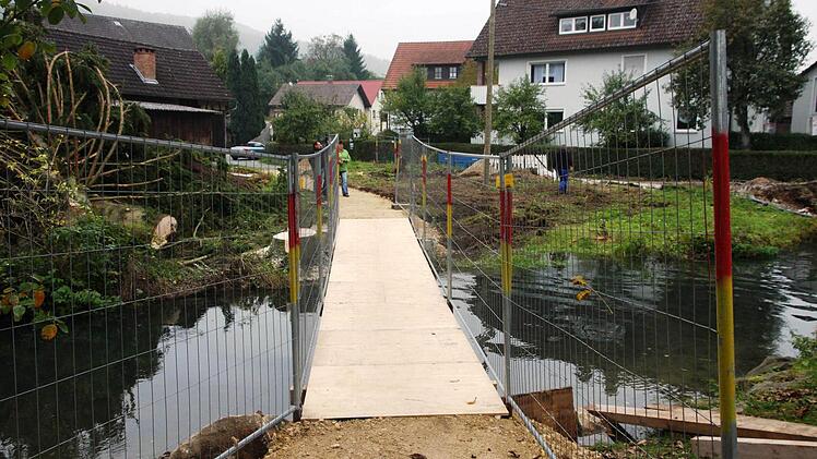 Ein Fußgängerbrücke ersetzt die alte Brücke zumindest zum Teil.