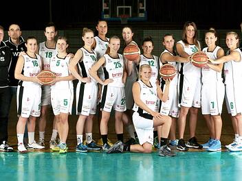 Die Zweitliga-Basketballerinnen der DJK Brose Bamberg vor der Saison 2014/15, v.&nbsp;l.: Chefcoach Ulf Schabacker, Assistenztrainer Walter Tadda, Sandra Schr&uuml;fer, Nadjeschda Ilmberger, Liisi Sokman, Antonia Gut, Johanna Beck, Ramona Hesselbarth, Katharina Kreklau, Tonia Lohnei&szlig;, Katharina Gr&ouml;ger, Jessica Miller, Lyndi Thorman, Svenja Zeis, Mara M&uuml;nder, Sportlicher Leiter Sebastian Hader. Auf dem Bild fehlen Sina Dorberth, Nora Duckarm und Anne-Katrin Landwehr. Foto: privat