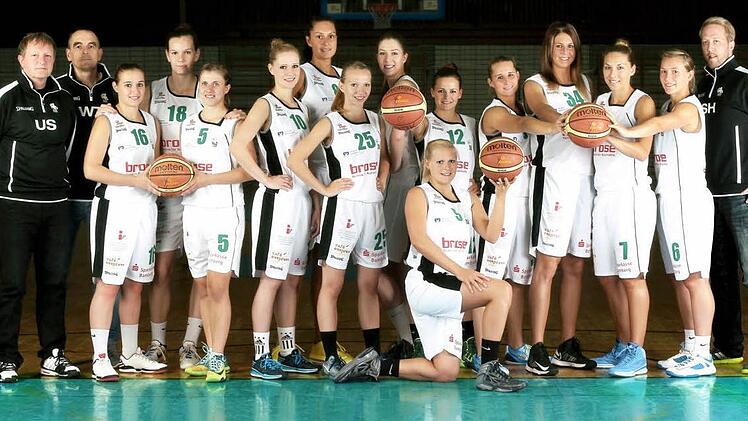 Die Zweitliga-Basketballerinnen der DJK Brose Bamberg vor der Saison 2014/15, v.&nbsp;l.: Chefcoach Ulf Schabacker, Assistenztrainer Walter Tadda, Sandra Schr&uuml;fer, Nadjeschda Ilmberger, Liisi Sokman, Antonia Gut, Johanna Beck, Ramona Hesselbarth, Katharina Kreklau, Tonia Lohnei&szlig;, Katharina Gr&ouml;ger, Jessica Miller, Lyndi Thorman, Svenja Zeis, Mara M&uuml;nder, Sportlicher Leiter Sebastian Hader. Auf dem Bild fehlen Sina Dorberth, Nora Duckarm und Anne-Katrin Landwehr. Foto: privat