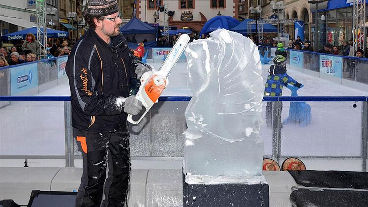 ... Eisblock soll ein Schwan werden. Foto: Peter Rauch