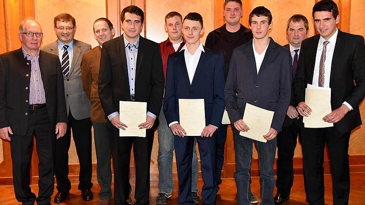 31 junge Landwirte aus dem Bezirk Oberfranken-West haben ihr Abschlusszeugnis erhalten. Kreisobmann Gerhard Ehrlich, Hans Vetter und Rainer Mattern (von links) gratulieren den Coburger Absolventen. Foto: Gabi Arnold