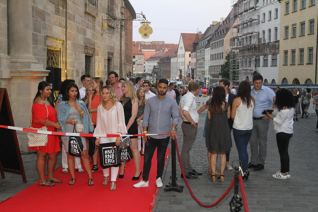 Jeden Partygast mit Handschlag begrŸ§t - NŸrnbergs OberbŸrgermeister hatte zum Rathausclubbing geladen