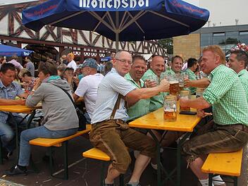 Hoch die Krüge: Ein Prosit auf die Bierwoche 2017. Foto: Alexander Hartmann