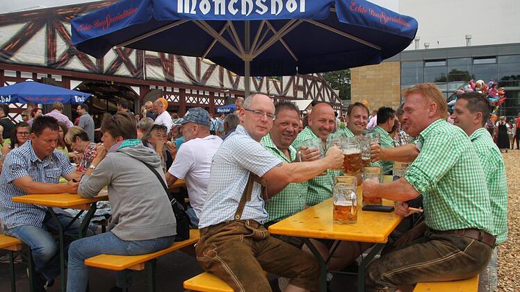 Hoch die Krüge: Ein Prosit auf die Bierwoche 2017. Foto: Alexander Hartmann