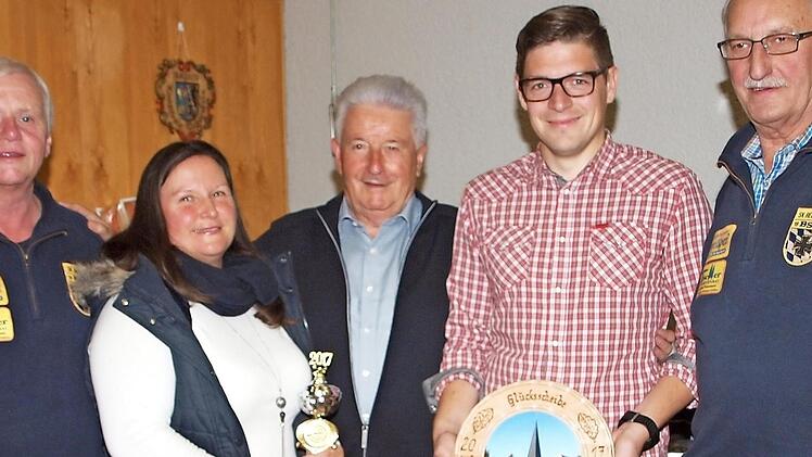 Vorsitzender Helmut Schlöhlein (r.) und Schießwart Richard Woock (l.) sowie der Dritte Bürgermeister Winfried Weinbeer (Mitte) beglückwünschten Ortsmeisterin Manuela Hellmuth und den Gewinner der Glücksscheibe, Mathias Brütting.