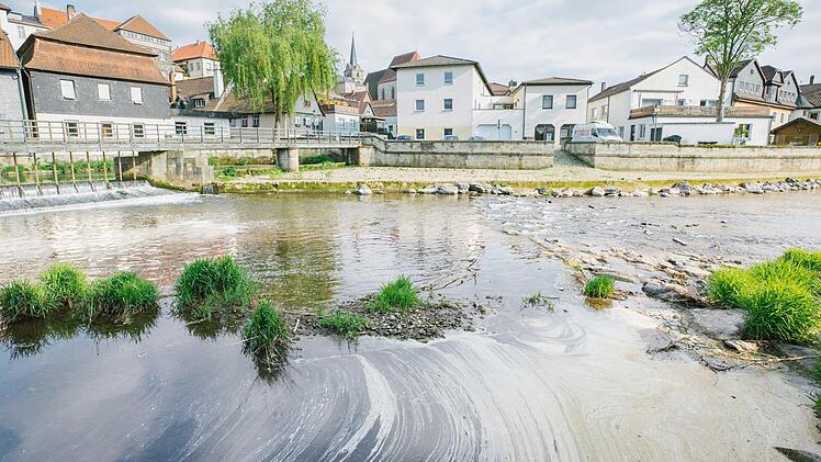 Auch im Haßlach-Fluss haben sich zahlreiche Pollen angesammelt. Foto: Marian Hamacher