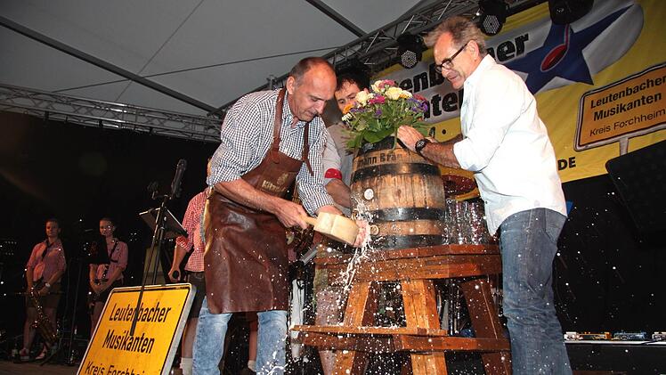 Bürgermeister Heinrich Süß braucht beim offiziellen Anstich im Festzelt nur zwei Schläge, beim Freibierfass waren es deutlich mehr. Foto: Richard Sänger
