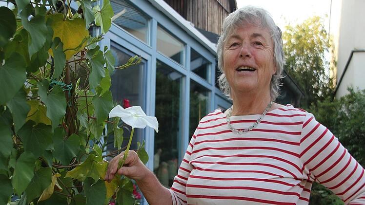 Edith Memmel ist begeistert von der nachts blühenden Mondwinde in ihrem Garten in Mitwitz. Foto: Veronika Schadeck