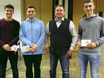 Bürgermeister Michael Pöhnlein freute sich, jungen Menschen zu ihrem guten Schul- und Ausbildungsabschluss gratulieren zu können. Von links Manuel Pötzl, Lars Wunder und Pascal Müller. Foto: Susanne Deuerling