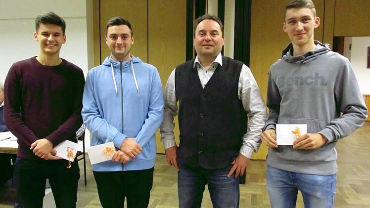 Bürgermeister Michael Pöhnlein freute sich, jungen Menschen zu ihrem guten Schul- und Ausbildungsabschluss gratulieren zu können. Von links Manuel Pötzl, Lars Wunder und Pascal Müller. Foto: Susanne Deuerling