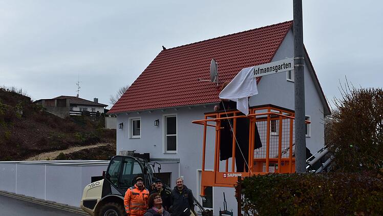 Ingrid Hofmann enthüllt das Schild. Foto: Petra Malbrich
