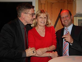 Der SPD-Landtagsabgeordnete Michael Busch (links) und der SPD-Ortsvereinsvorsitzende Ralf Völkl freuten sich mit Sabine Gross über das einstimmige Nominierungsergebnis. Foto: Veronika Schadeck