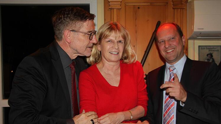 Der SPD-Landtagsabgeordnete Michael Busch (links) und der SPD-Ortsvereinsvorsitzende Ralf Völkl freuten sich mit Sabine Gross über das einstimmige Nominierungsergebnis. Foto: Veronika Schadeck