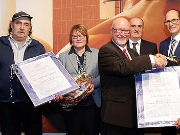 Manfred Schappert (Zweiter von links) und Harald Ellner (Vierter von links) wurden von der Kulmbacher Brauerei für 45 Jahre Betriebszugehörigkeit geehrt und erhielten von Vorstand Mathias Keil (links), Betriebsratsvorsitzender Martina Weber (Mitte) und ihrem Stellvertreter Thomas Gillich (Dritter von rechts), Personalleiter Florian Kirchner (Zweiter von rechts) und Vorstand Markus Stodden (rechts) eine Urkunde sowie einen Präsentkorb überreicht. Foto: Kulmbacher Brauerei