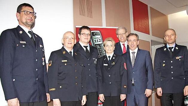 Matthias Wein (3. v. l.) wurde f&uuml;r 25 Jahre Feuerwehrdienst geehrt. Fotos: Richard S&auml;nger