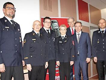 Matthias Wein (3. v. l.) wurde für 25 Jahre Feuerwehrdienst geehrt. Fotos: Richard Sänger