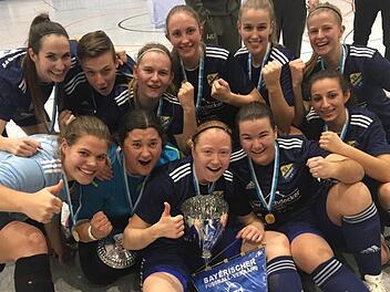 Im Kreise ihrer Liebsten: SVF-Kapitänin Nadine Janousch (vorne, mit Pokal) hat im Finale der bayerischen Futsal-Meisterschaft den 1:0-Siegtreffer gegen den FC Ruderting erzielt.privat