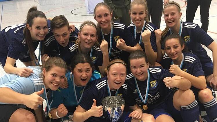 Im Kreise ihrer Liebsten: SVF-Kapitänin Nadine Janousch (vorne, mit Pokal) hat im Finale der bayerischen Futsal-Meisterschaft den 1:0-Siegtreffer gegen den FC Ruderting erzielt.privat
