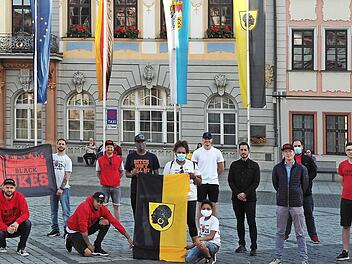 Die Black Dukes, die American Football-Spieler der Coburger Turnerschaft, haben sich am Dienstagabend auf dem Coburger Marktplatz demonstrativ dfür das aktuelle Wappen der Stadt mit dem Kopf des Heiligen Mauritius ausgesprochen. Mit Rassismus habe das Stadtwappen nichts zu tun, so der Tenor.  Foto: Christoph Winter