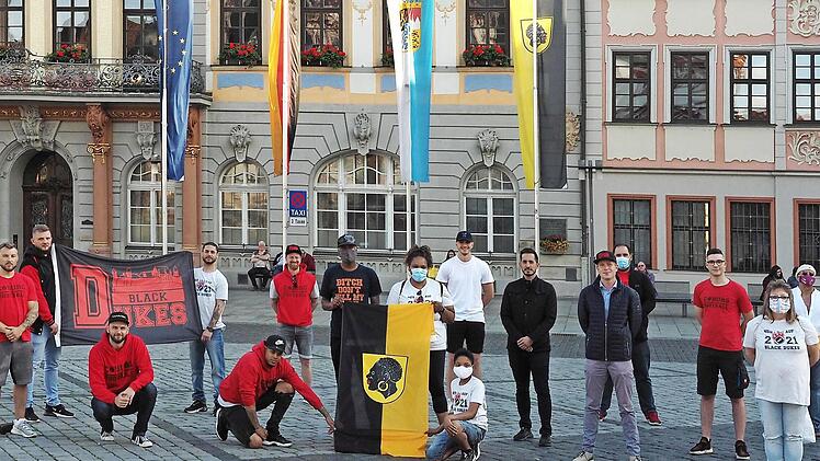 Die Black Dukes, die American Football-Spieler der Coburger Turnerschaft, haben sich am Dienstagabend auf dem Coburger Marktplatz demonstrativ dfür das aktuelle Wappen der Stadt mit dem Kopf des Heiligen Mauritius ausgesprochen. Mit Rassismus habe das Stadtwappen nichts zu tun, so der Tenor.  Foto: Christoph Winter