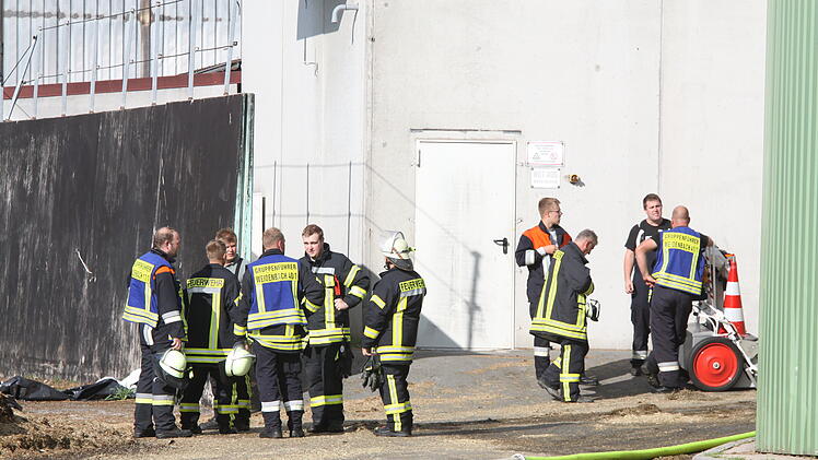 Flammen schlagen aus Scheunendach
