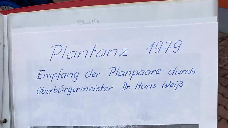 In der Kiste befand sich unter anderem eine Mappe mit dem Programm und Fotos vom Fest zum 110-jährigen Bestehen der Feuerwehr Garitz im Jahr 1979.