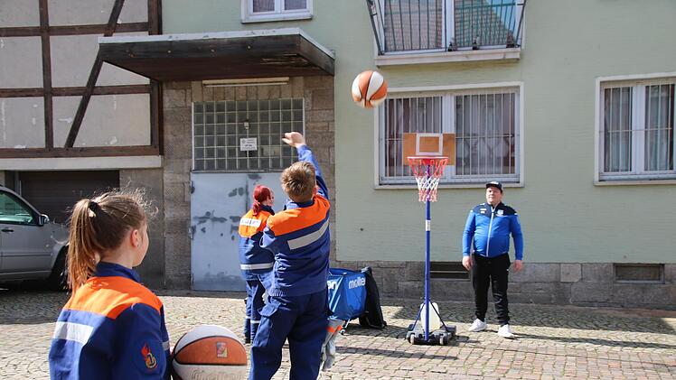 Die Jugendfeuerwehr kann nich nur löschen, sie trifft auch die Körbe beim Basketballangebot des TSV Münnerstadt. Foto: Heike Beudert
