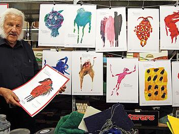 Ingo Cesaro freut sich &uuml;ber das gute Gelingen des neuen Grafik-Text-Kalenders &bdquo;Unersch&uuml;tterlich&ldquo;.