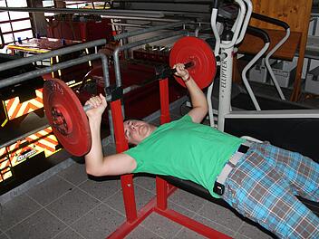 Stellvertretender Jugendwart Manuel Wurst ist begeistert von den Fitnessgeräten. Foto: Gerd Schaar