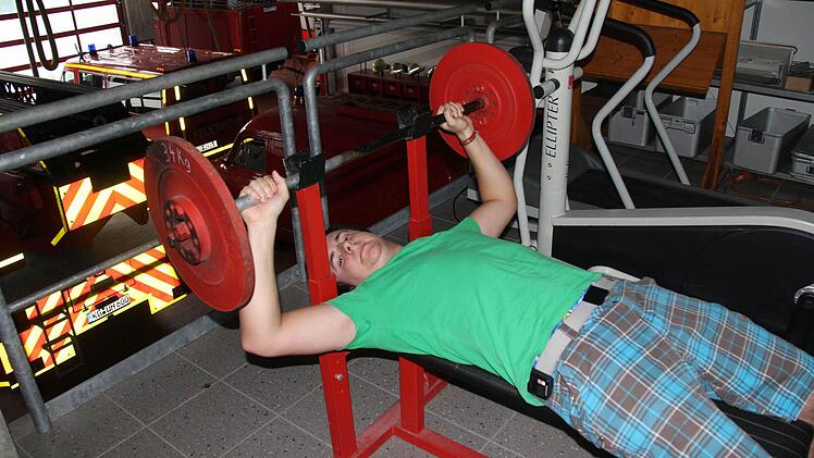 Stellvertretender Jugendwart Manuel Wurst ist begeistert von den Fitnessgeräten. Foto: Gerd Schaar