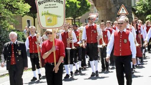 Ein Sternmarsch führte zum krönenden Abschluss acht Kapellen auf den Zehntplatz, dort stimmten alle ein Lied an. Foto: fra-press