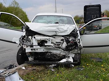 Wie wenn es gegen eine Wand gefahren wäre, sah das Auto des Unfallverursachers nach dem Zusammenstoß mit dem Sattelzug aus. Fotos: Frank Spitzenpfeil