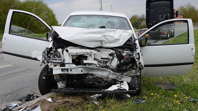 Wie wenn es gegen eine Wand gefahren wäre, sah das Auto des Unfallverursachers nach dem Zusammenstoß mit dem Sattelzug aus. Fotos: Frank Spitzenpfeil