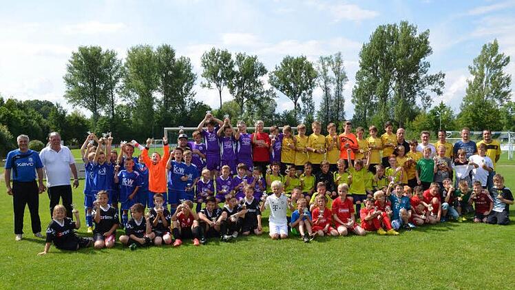 Die teilnehmenden Mannschaften des E1-Jugendturniers mit der Siegermannschaft des TSV Küps (oben rechts) sowie (von links) Jugendleiter Georg Renk und Schirmherr Bürgermeister Christian Mrosek.