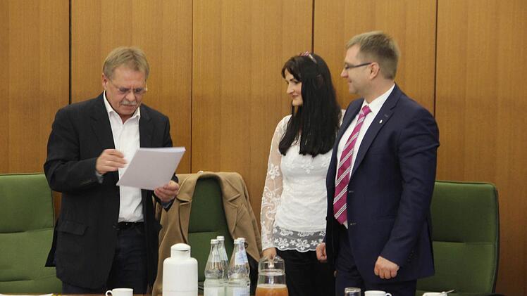 Bürgermeister Wolfgang Beiergrößlein (links) übereichte die Denkmalrose an Petra und Christian Kohlmann.  Foto: Friedwald Schedel