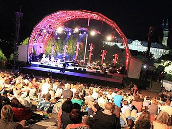 Der Mond, die Bühne und das Kloster bilden die Kulisse - auf der Wiese oberhalb von Kloster Banz treten seit nun 30 Jahren renommierte Stars auf und bezaubern das Publikum. 2016 wird es das Festival letztmals in dieser Art geben.  Fotos: Matthias Einwag