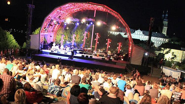 Der Mond, die Bühne und das Kloster bilden die Kulisse - auf der Wiese oberhalb von Kloster Banz treten seit nun 30 Jahren renommierte Stars auf und bezaubern das Publikum. 2016 wird es das Festival letztmals in dieser Art geben.  Fotos: Matthias Einwag